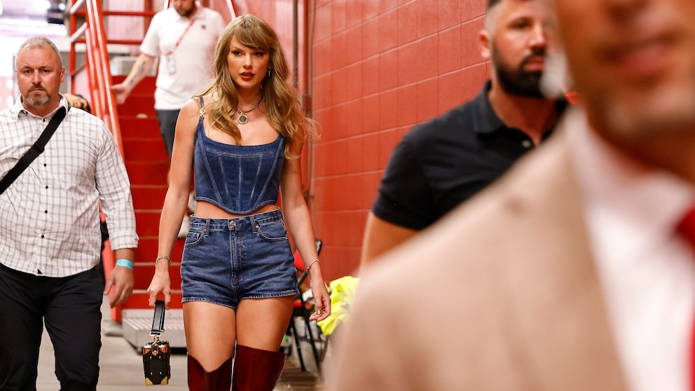 News: How Taylor Swift and Travis Kelce are Making Headlines Today